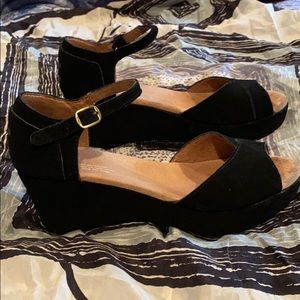 TOMS Platform Wedge. Black Allover Suede. Size 7